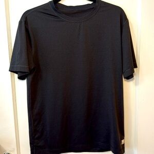 Vuori Men’s Performance Short Sleeve Tee – Size M